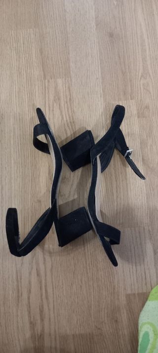 Sandalias negras descubiertas