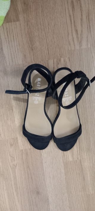 Sandalias negras descubiertas