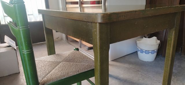 Mesa y 2 sillas a juego