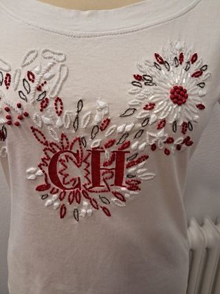 Camiseta blanca bordada en rojo Carolina Herrera M