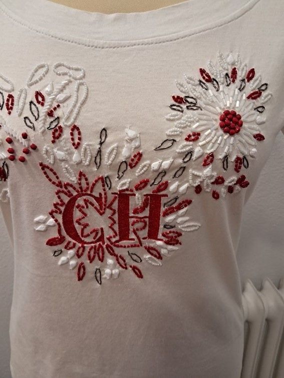 Camiseta blanca bordada en rojo Carolina Herrera M