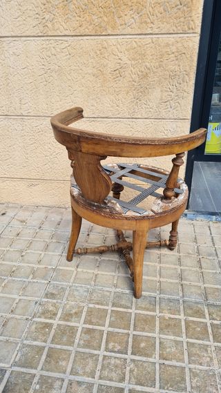 Silla antigua redonda restaurada