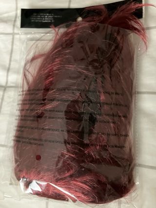 Peluca bob y pluma disfraz