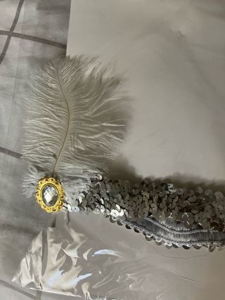 Peluca bob y pluma disfraz