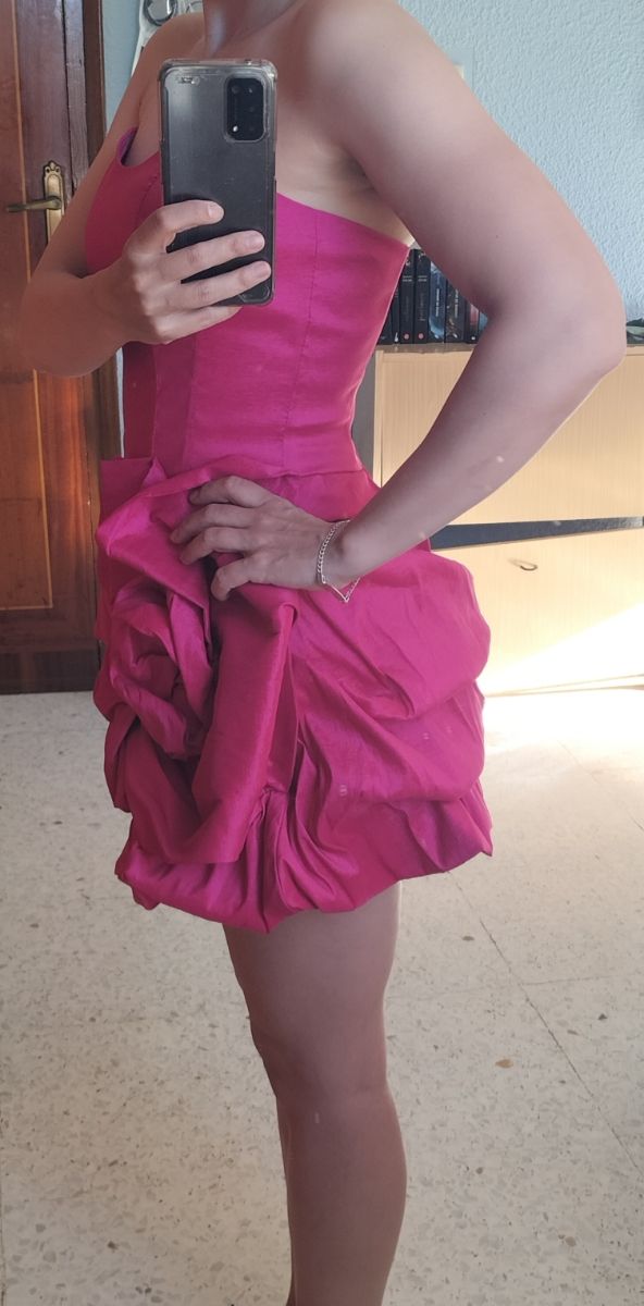 Vestido de cóctel rosa.
