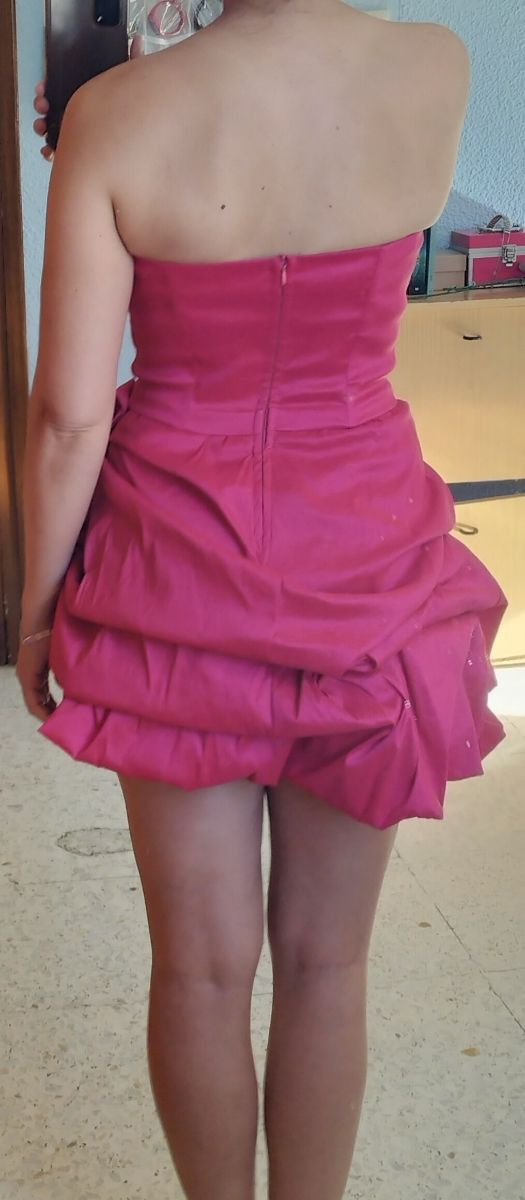 Vestido de cóctel rosa.