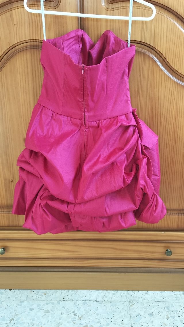 Vestido de cóctel rosa.