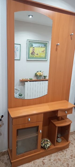 Recibidor, con espejo y perchero