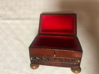 Joyero Cofre madera forrado de cuero repujado