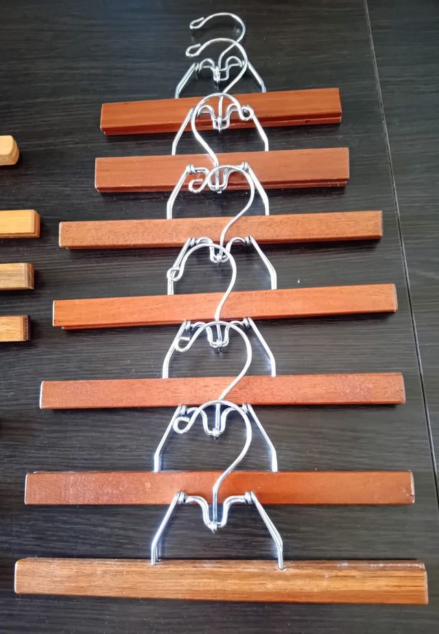 LOTE 14 PERCHAS PANTALONES Y FALDAS