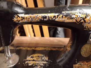 Máquina de coser Singer antigua con mesa