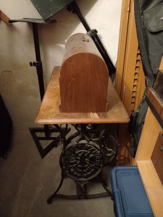 Máquina de coser Singer antigua con mesa