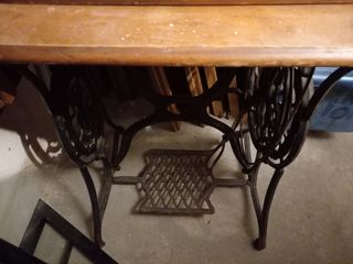 Máquina de coser Singer antigua con mesa