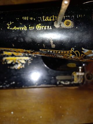 Máquina de coser Singer antigua con mesa