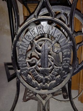 Máquina de coser Singer antigua con mesa