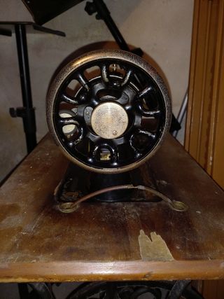 Máquina de coser Singer antigua con mesa