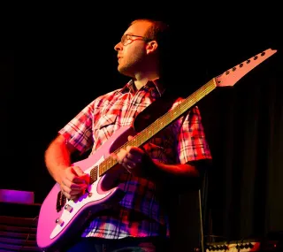 Clases de guitarra, bajo eléctrico y batería.