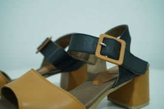 Sandalia con tacón bajo