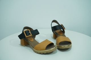 Sandalia con tacón bajo