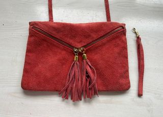 Bolso de ante de color rosa coral de parfois