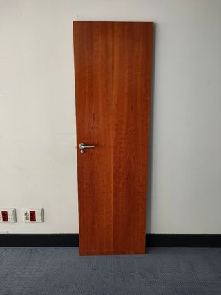 PUERTA MADERA MACIZA SIN MARCO