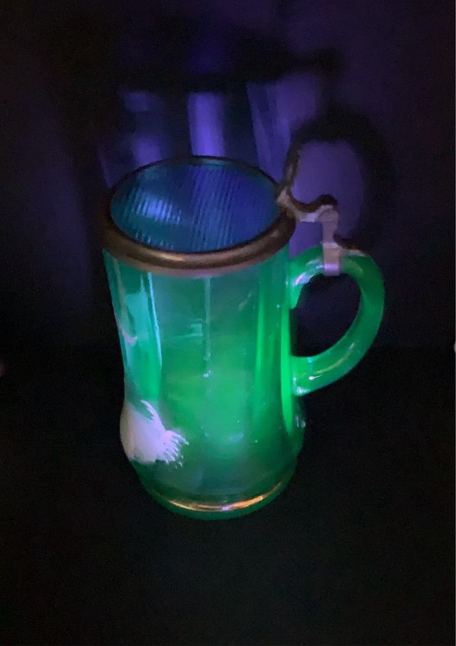 Jarra de vidrio de uranio “Mary Gregory”