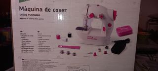 Máquina de coser nueva, entre puntadas