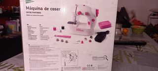 Máquina de coser nueva, entre puntadas