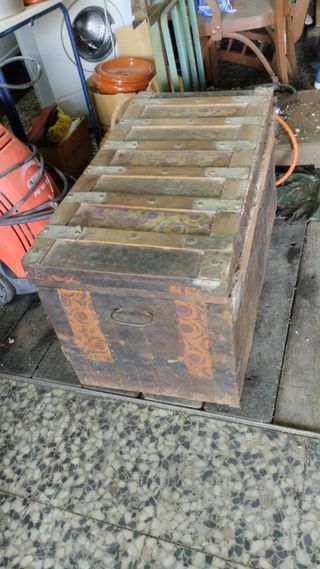 Baúl antiguo de pueblo