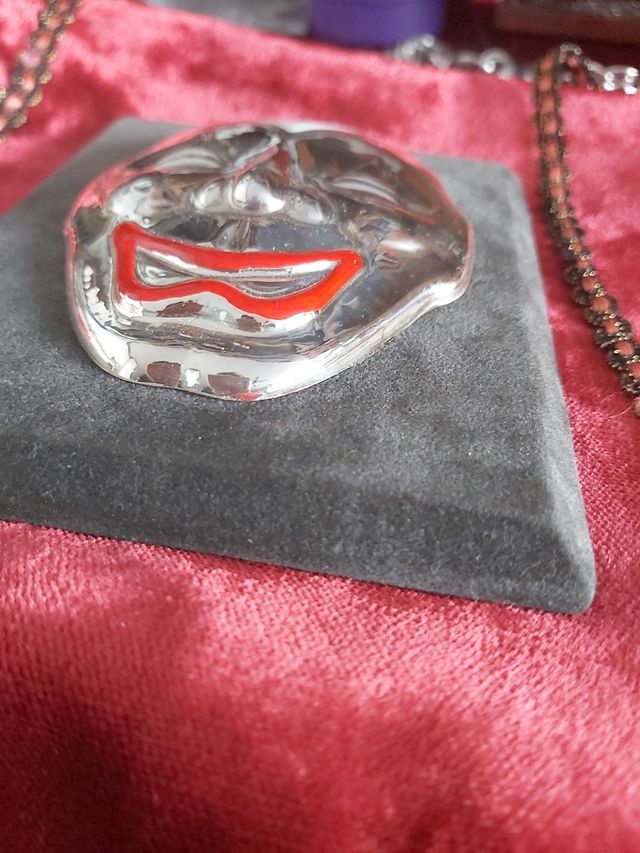 Quadretto in velluto nero e maschera arg.