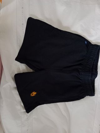 Cada pantalón corto 7 € y la sudadera 10 €.