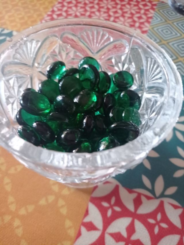 Copa tallada antigua con piedras verdes