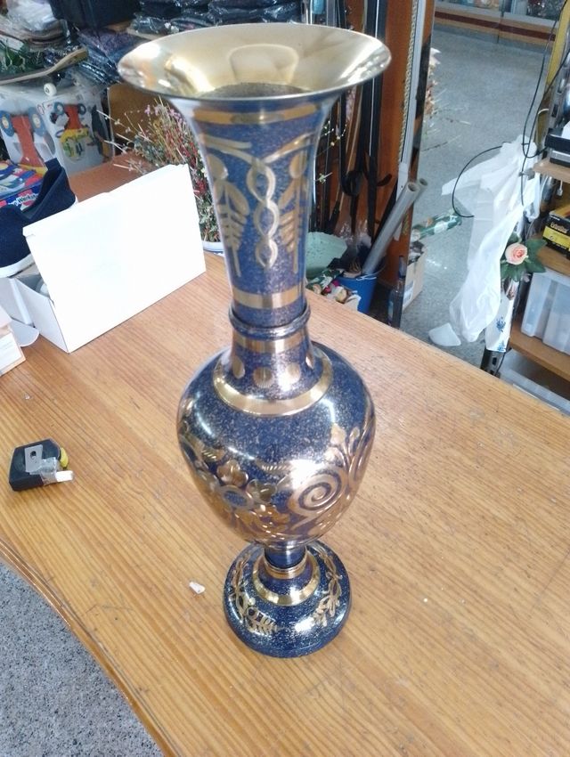 Jarrón de metal de la india grande