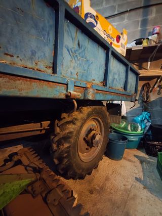 Remolque tractor con tracción y botella