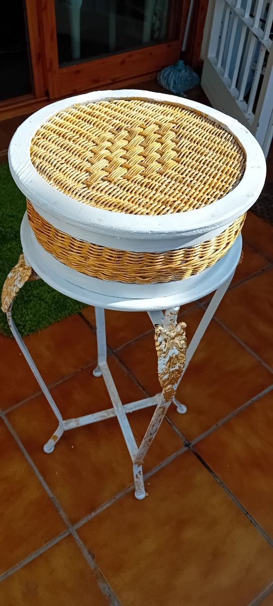 Columna vintage  hierro forjado y mimbre