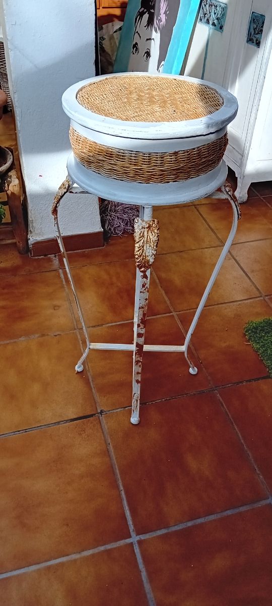 Columna vintage  hierro forjado y mimbre