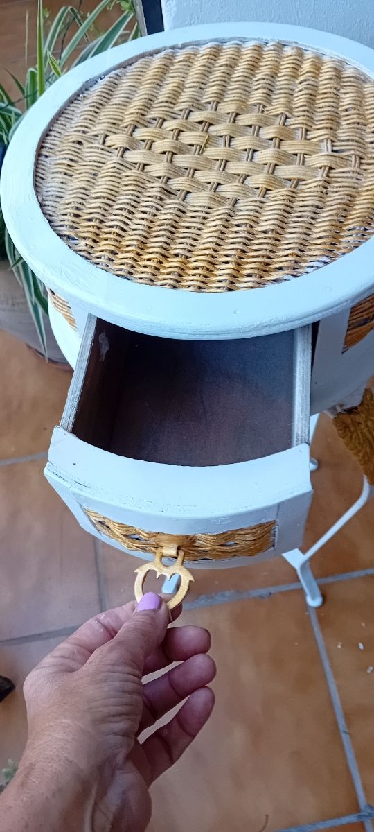 Columna vintage  hierro forjado y mimbre