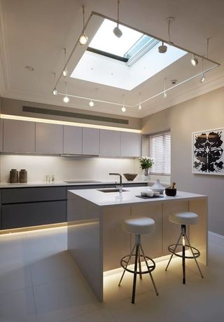 ELECTRICIAN ELECTRICISTA