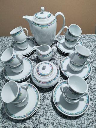 Juego de café de doce servicios.