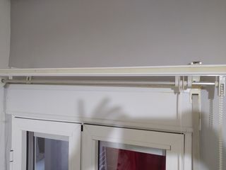 2 estores de tela con varillas.