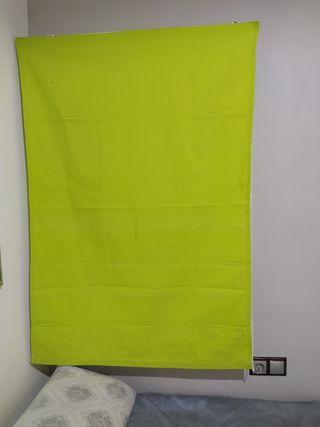 2 estores de tela con varillas.