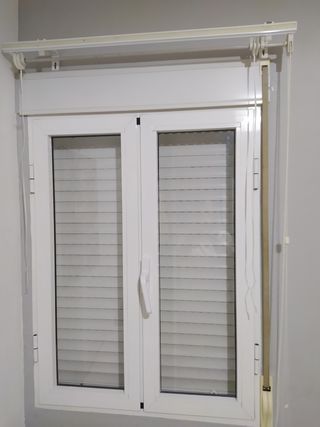 2 estores de tela con varillas.