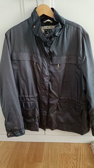 Chaqueta, tipo chubasquero.
