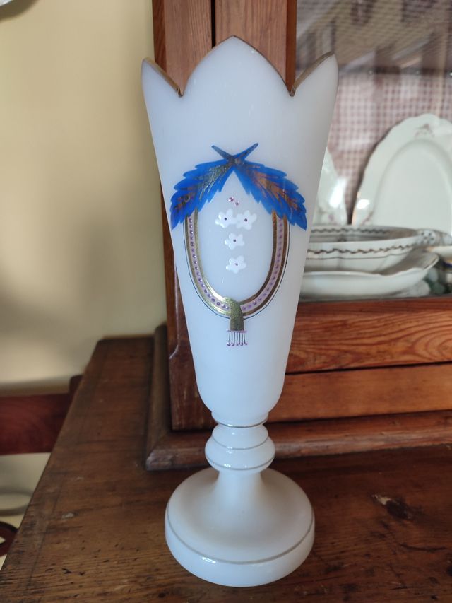 Florero de opalina pintado a mano