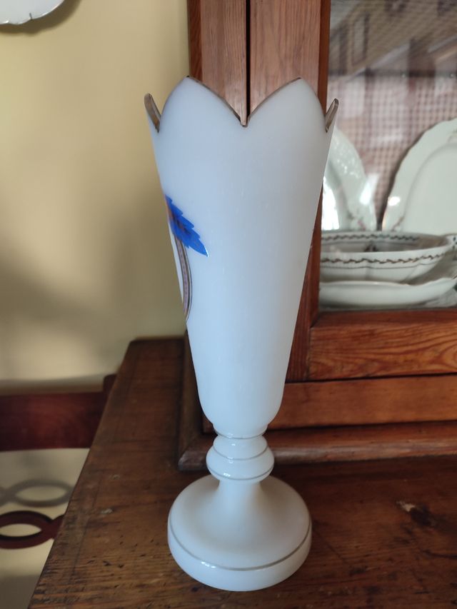 Florero de opalina pintado a mano