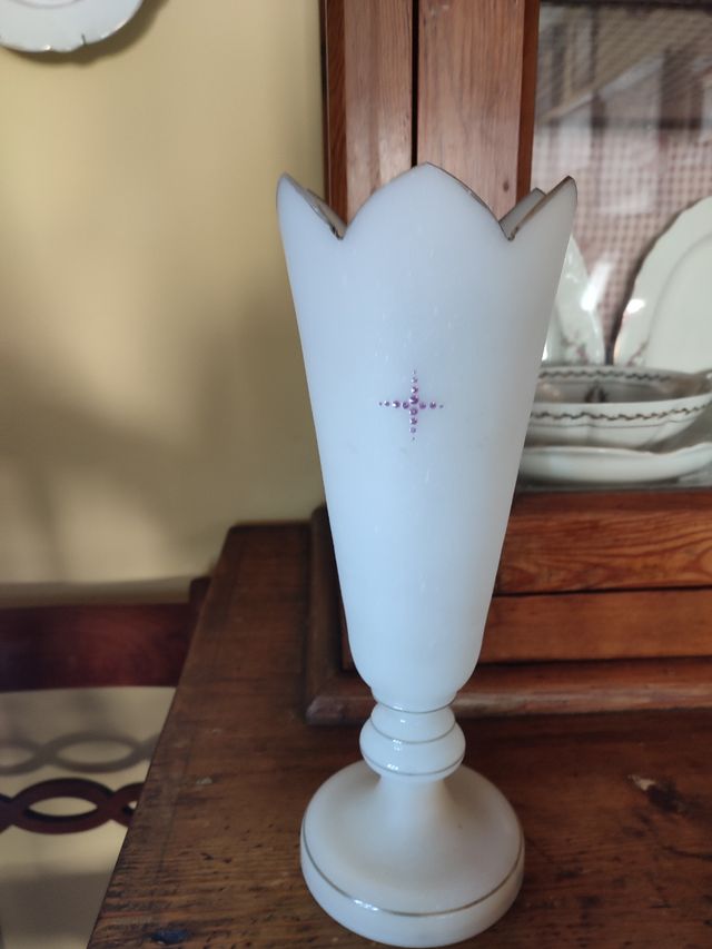 Florero de opalina pintado a mano