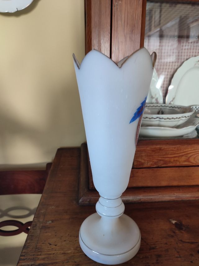 Florero de opalina pintado a mano