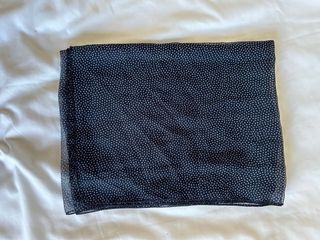 Pañuelo azul y blanco de motas de massimo dutti