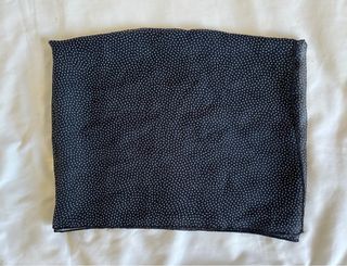Pañuelo azul y blanco de motas de massimo dutti