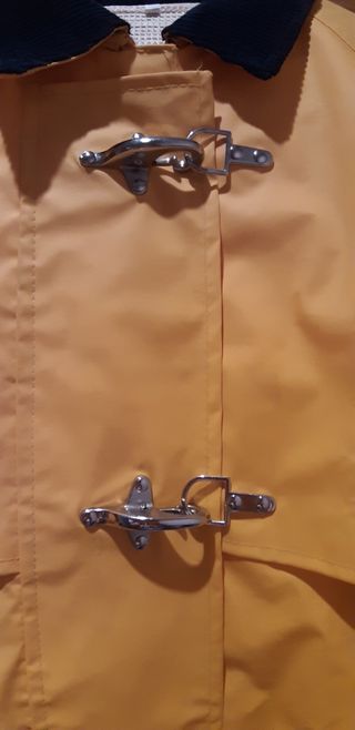 Chubasquero amarillo